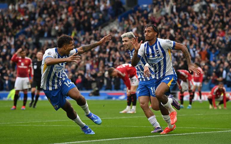 João Pedro celebra gol da vitória do Brighton contra o Manchester United