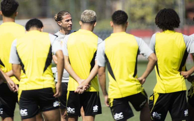 Filipe Luís comanda conversa com elenco do Flamengo sub-20 antes do Mundial de Clubes