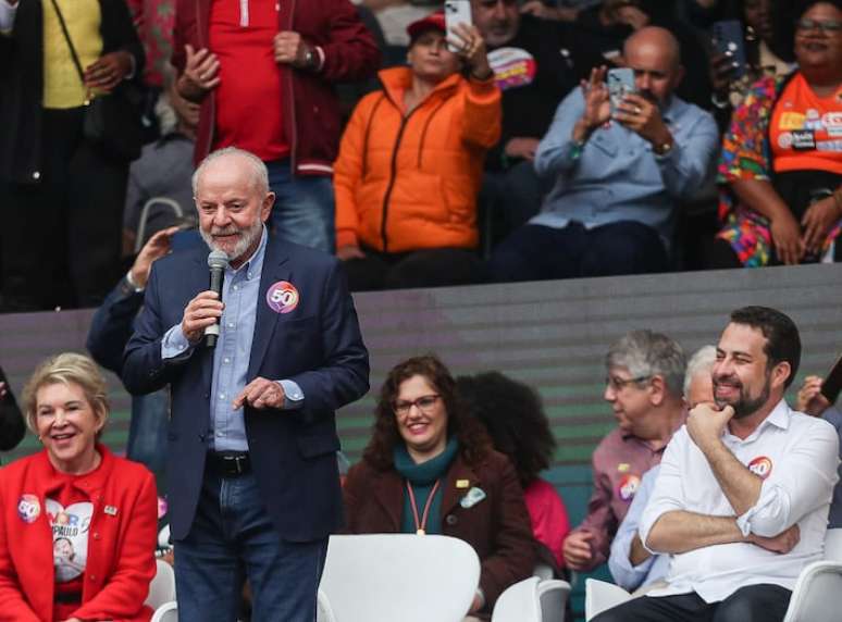 O presidente Lula discursando em comício de Guilherme Boulos e Marta em São Paulo