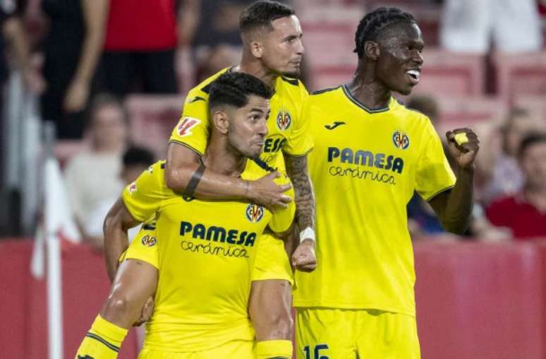 Jogadores do Villarreal comemoram gol diante do Sevilla –