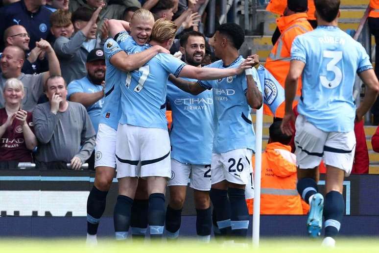 Haaland é celebrado após o gol de pênalti. Savinho (26, à direita), que sofreu a penalidade entra na festa.