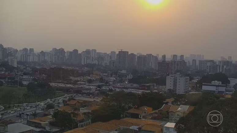 O céu amanheceu cinza na Grande SP, dando um aspecto de alta poluição devido à fumaça vinda de diversos focos de queimadas do interior