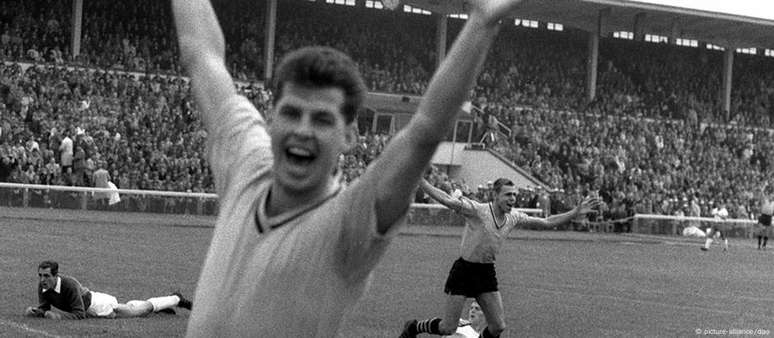 Timo Konietzka (atrás, de braços abertos), marcou o primeiro gol na estreia da Bundesliga em 1963