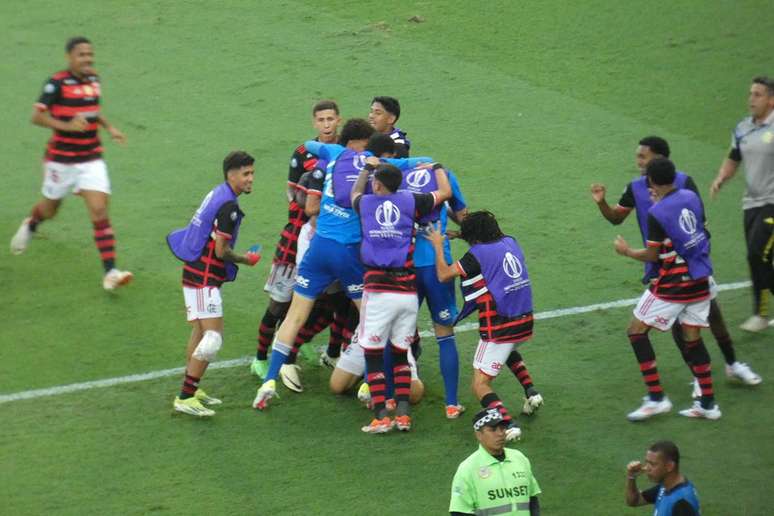 Flamengo campeão Mundial após final dramática diante do  Olympiacos.