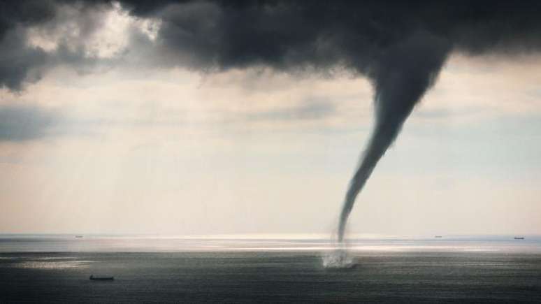 As trombas d'água são formações muito semelhantes aos tornados, só que ocorrem na superfície do mar