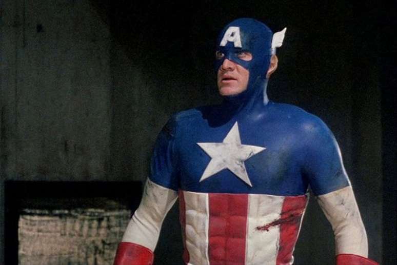 Nos anos 1980, as adaptações da Marvel não vingaram, a exemplo de Capitão América - O Filme, de 1990 (Imagem: Reprodução/Menahem Golan)