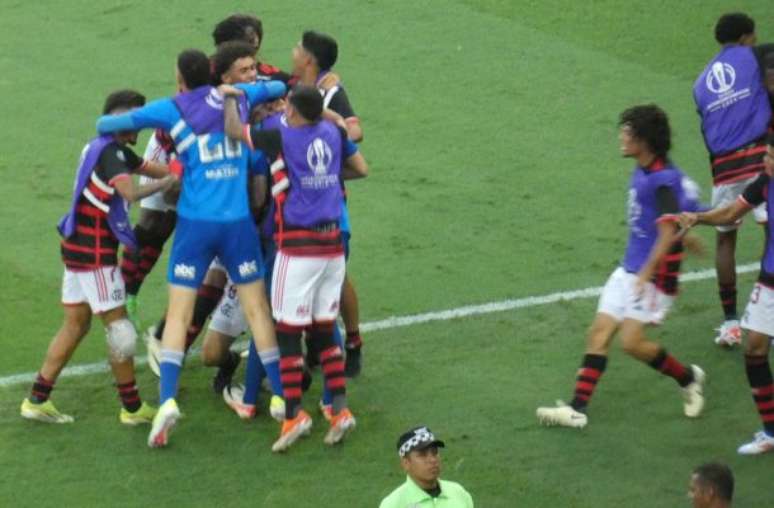 Jogadores do Flamengo comemoram o primeiro gol diante do Olympiacos –