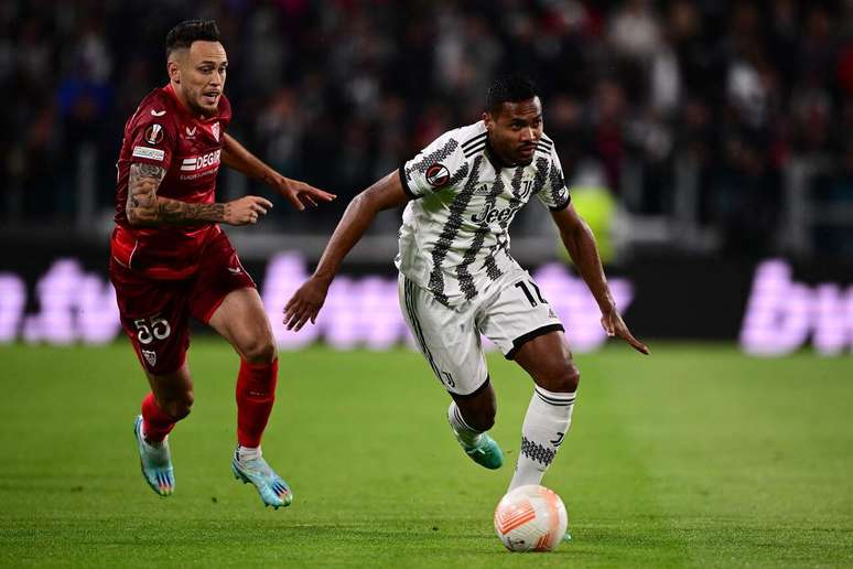 Flamengo acelera negociações e oferece contrato a Alex Sandro –