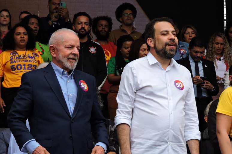 O presidente Luiz Inácio Lula da Silva (PT) participa de comício em apoio ao candidato a prefeito de São Paulo, Guilherme Boulos (PSOL), no bairro de Campo Limpo, na zona sul da capital paulista, neste sábado (24)