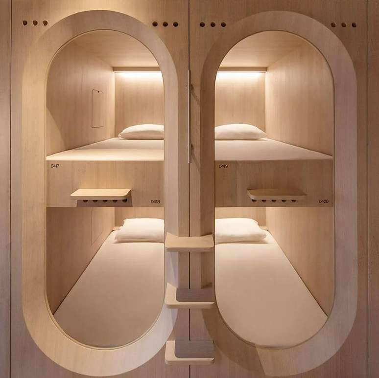 Quatro camas em c&aacute;psulas