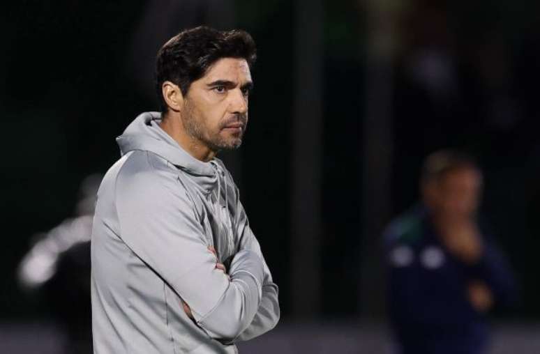 Abel Ferreira passa do tom após pergunta de uma repórter sobre situação de Mayke –