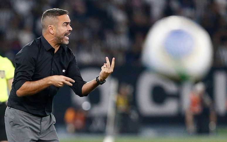 Artur Jorge torce pela chegada de novos reforços no Botafogo nos próximos dias