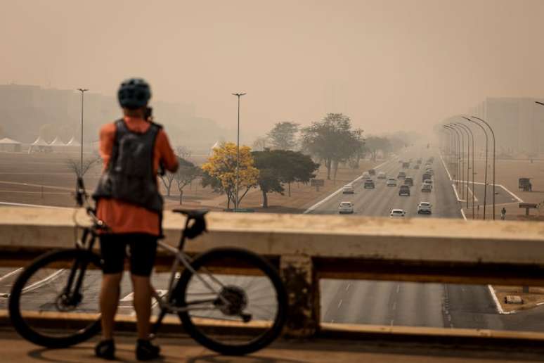 A densa fumaça, que encobriu prédios oficiais como o do Congresso Nacional, é intensificada pelas queimadas que ocorrem no Estado de São Paulo