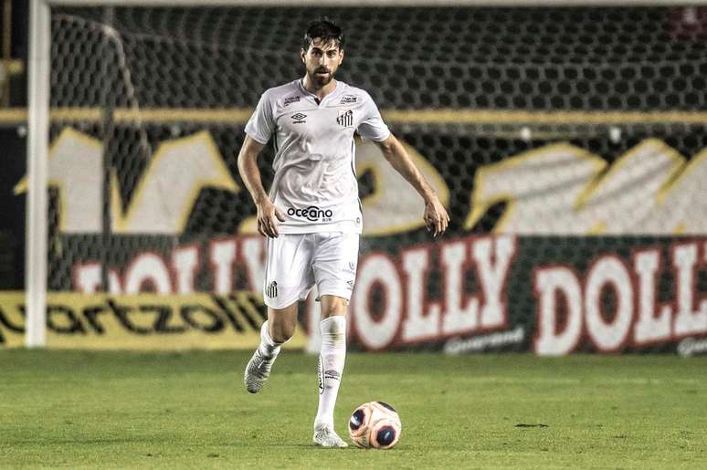 Luan Peres já teve passagens por Fluminense e Santos no futebol brasileiro –