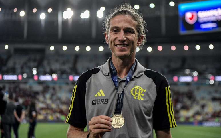 Filipe Luís exibe medalha conquistada no Mundial sub-20 com o Flamengo