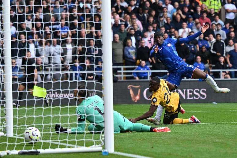 Madueke fuzila o gol de José Sá e marca o quarto do Chelsea na goleada por 6 a 2 sobre o Wolves. Três deles foram do atacante –