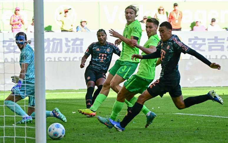 Serge Gnabry marca gol da vitória para o Bayern sobre o Wolfsburg