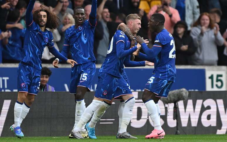 Jogadores do Chelsea clebram gol diante do Wolverhampton