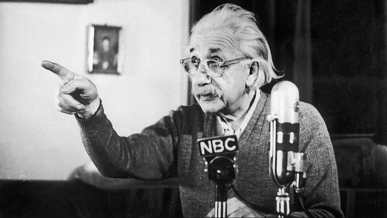 Declaradamente pacifista, Einstein falou contra a bomba de hidrogênio em uma palestra gravada pela rede de rádio e TV americana NBC na Universidade de Princeton, nos Estados Unidos, em 1950