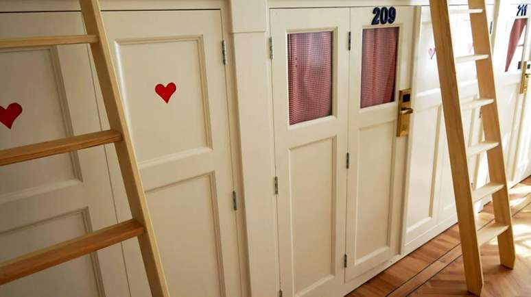 Arm&aacute;rios com escadas do tipo beliche