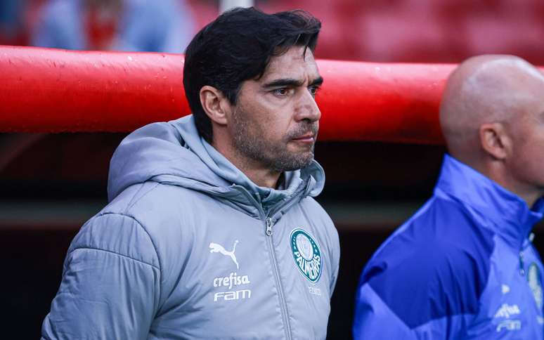 Abel Ferreira a beira do campo com o Palmeiras