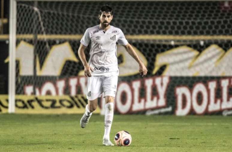 Luan Peres já teve passagens por Fluminense e Santos no futebol brasileiro –