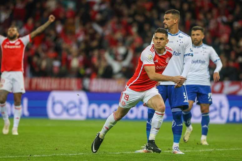 Rafael Borré comemora seu gol, o que deu a vitória ao Inter sobre o Cruzeiro –