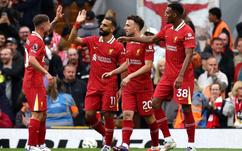 Jogadores do Liverpool celebram gol contra o Brentford pela Premier League