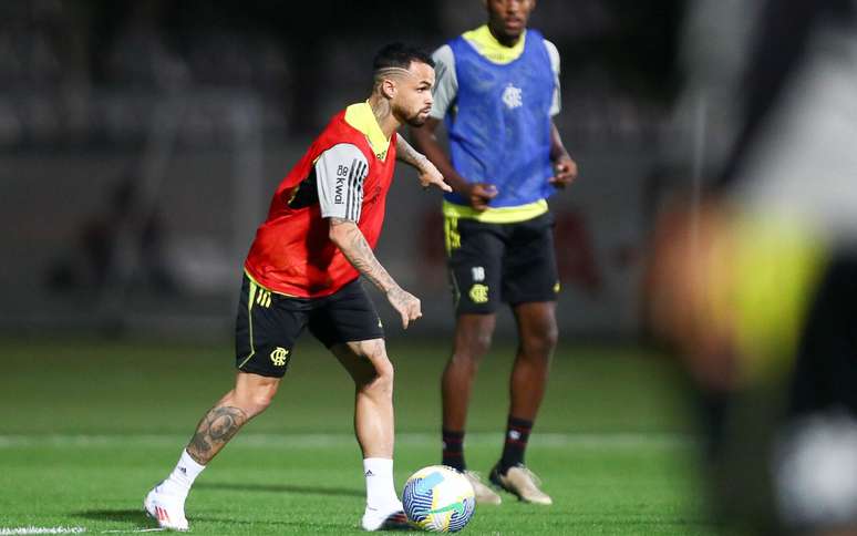 Michael deve ser titular em sua primeira partida como relacionado no Flamengo para dar fôlego a equipe de Tite