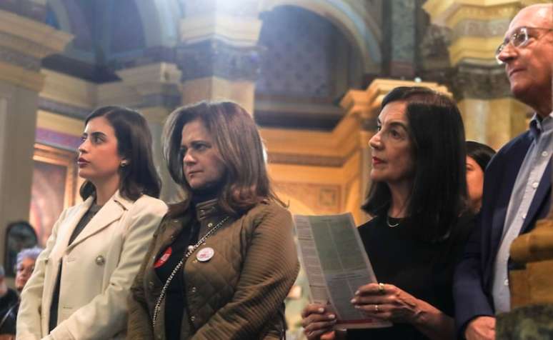 A candidata à Prefeitura de Sâo Paulo, Tabata Amaral (PSB), sua vice Lucia Franca e o vice-presidente Geraldo Alckmim participam de missa na Paroquia Nossa Senhora Achiropita, na Bela Vista, regiao central, neste domingo