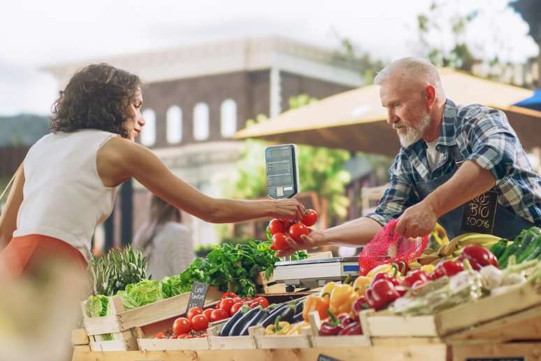 Conhecer as frutas da estação é importante na hora de ir às compras 