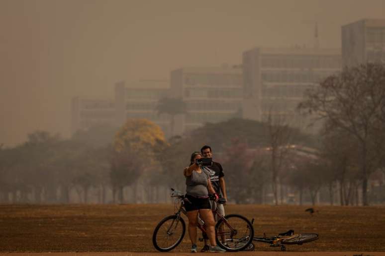 Segundo alerta do Instituto Nacional de Meteorologia, a umidade na capital do país deve cair abaixo de 20% durante a tarde deste domingo