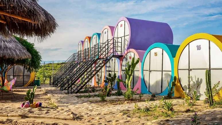 C&aacute;psulas em meio &agrave; areia e cactos