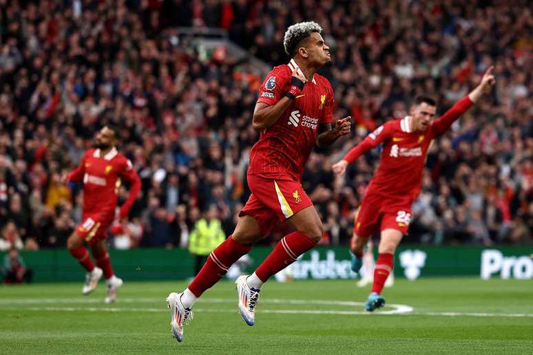 Luis Díaz celebra o seu gol para o Liverpool. Foi dele o primeiro no 2 a 0 sobre o Brentford 