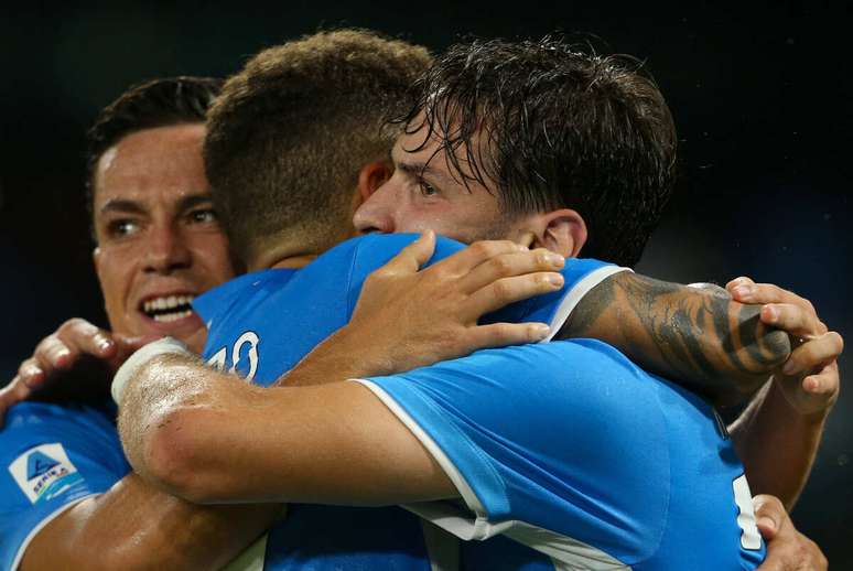 Di Lorenzo (no centro) comemora seu gol, que abriu caminho para o triunfo do Napoli –