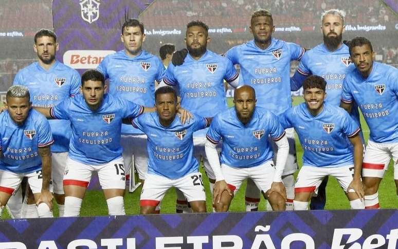 Jogadores do São Paulo com a camisa azul em homenagem a Izquierdo