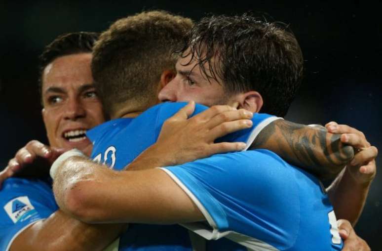 Di Lorenzo (no centro) comemora seu gol, que abriu caminho para o triunfo do Napoli –