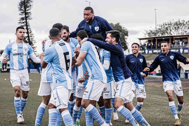 Londrina-Spieler feiern den Klassenerhalt nach dem Sieg über Náutico im direkten Duell –