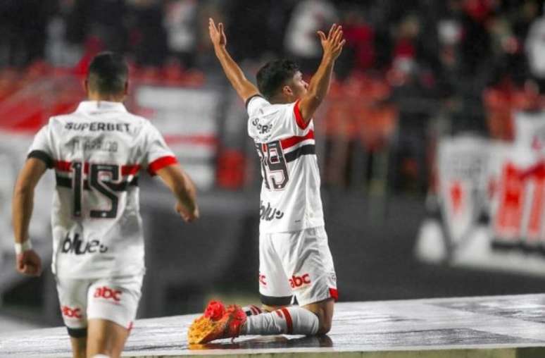 William Gomes marcou um lindo gol para ajudar o São Paulo a derrotar o Vitória –