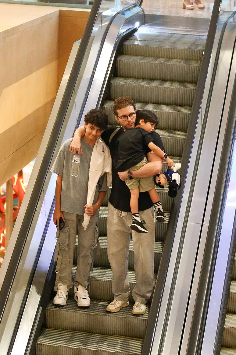 Thiago Fragoso curte passeio com os filhos -