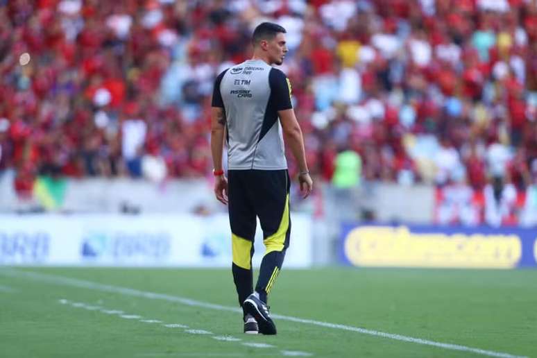 Matheus Bachi, auxiliar de Tite, seu pai, na área técnica do Maracanã