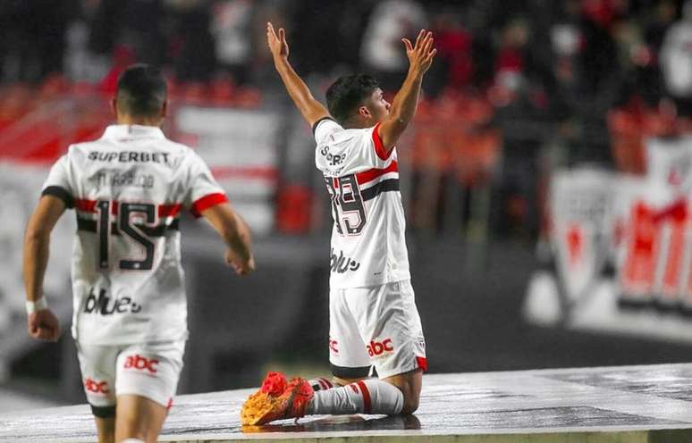 William Gomes marcou um lindo gol para ajudar o São Paulo a derrotar o Vitória –