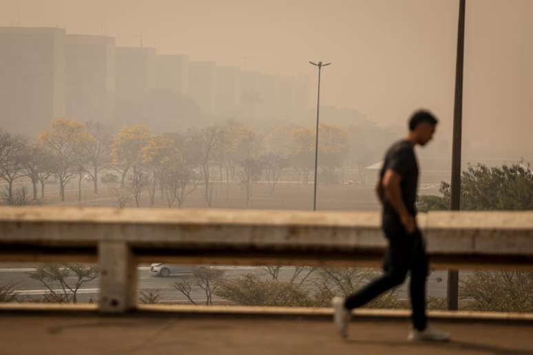 Fumaça encobriu o céu de Brasília na última semana; problema se repete em diferentes regiões do país