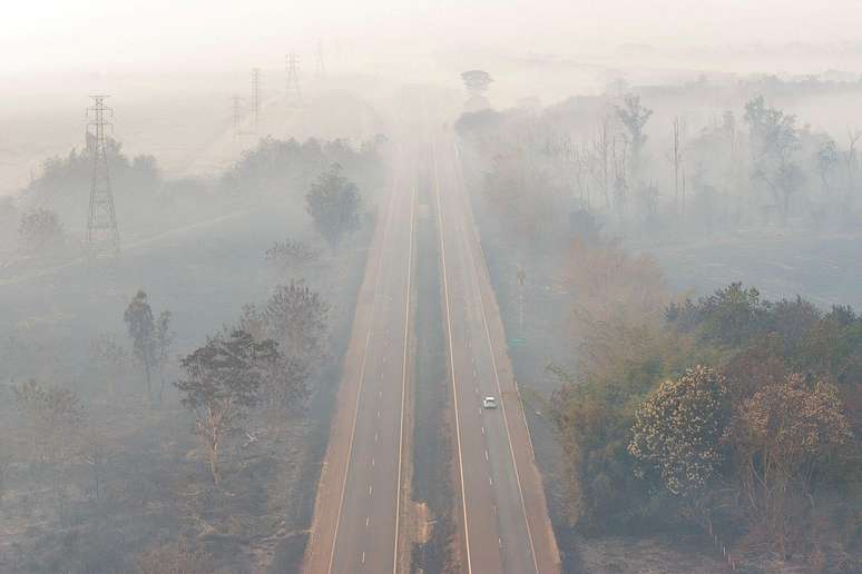 Rodovias ficaram cobertas por fumaça no final de semana