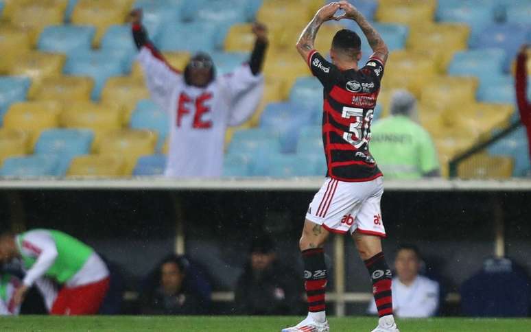 Atacante Michael marcou na estreia e foi ovacionado pelo torcedor do Flamengo.