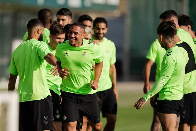 Vitor Roque em seu primeiro treinamento como jogador do Betis –