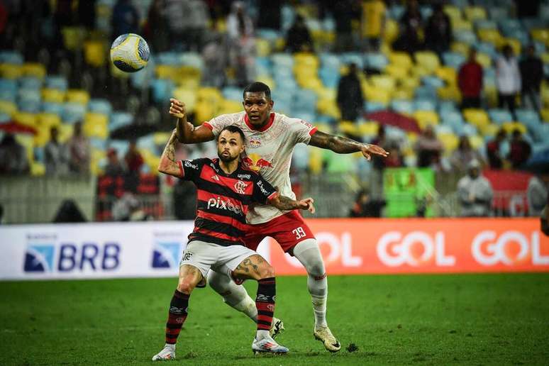 Michael leva a melhor sobre defensor do Red Bull Bragantino, no Maracanã –