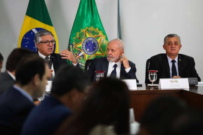 Alexandre Padilha (Relações Institucionais), o presidente Lula e o deputado José Guimarães (PT-CE) durante a reunião de líderes desta segunda, 26