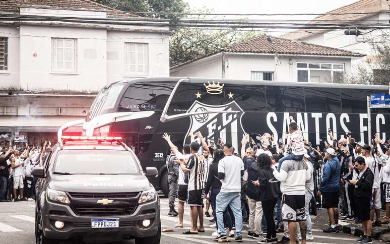 Torcedores do Santos pressionam o time pelos resultados recentes