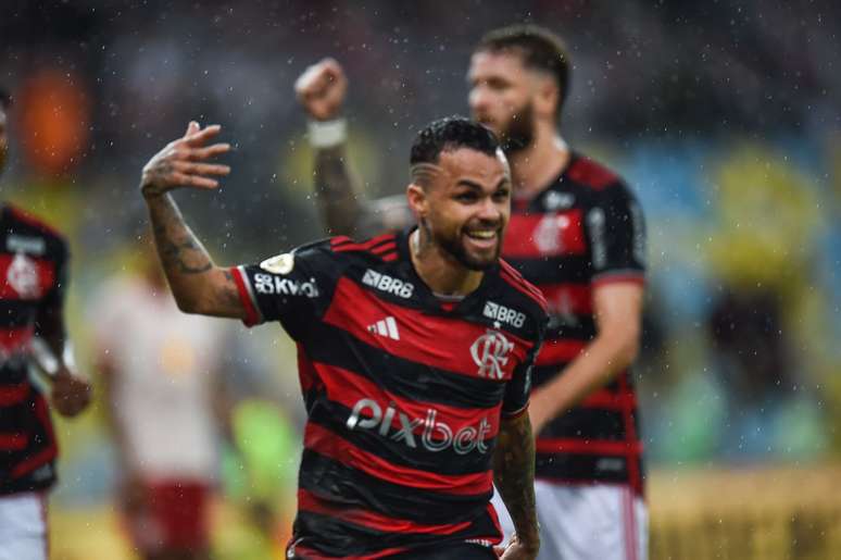 Michael reestreia marcando gol pelo Flamengo 